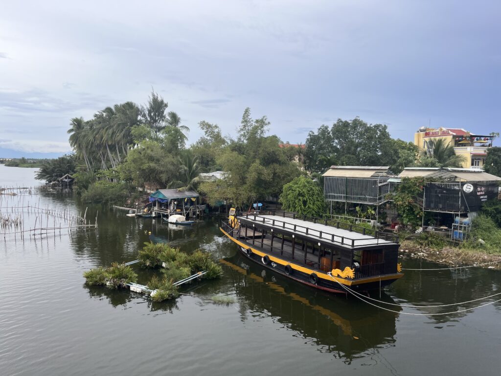 BATEAU SUR LE CHEMIN VERS AN BANG