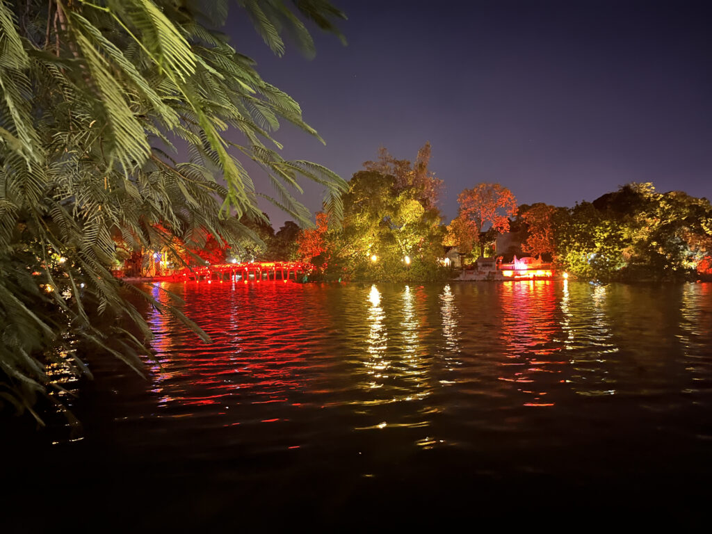 Lac Hoan Kiem la nuit