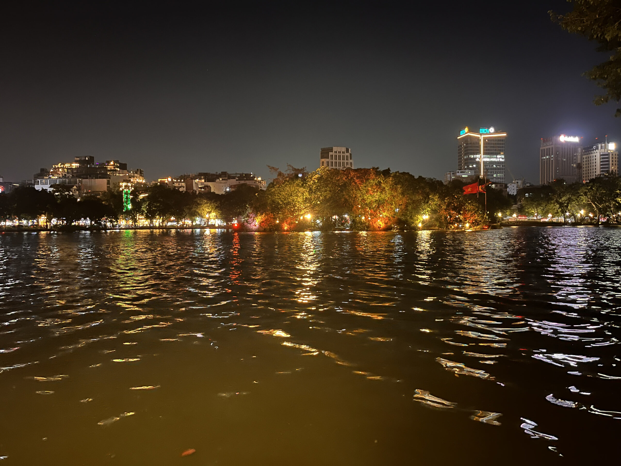 Lac Hoan Kiem la nuit