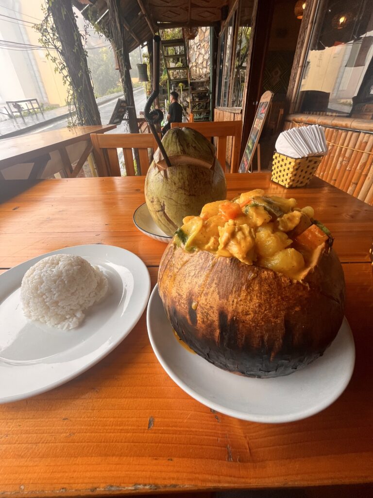 Curry au poulet dans une noix de coco au Yummy restaurant.