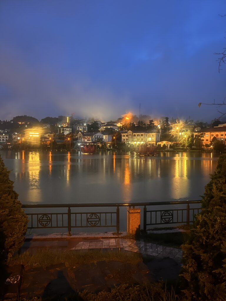 Le lac de Sa Pa de nuit
