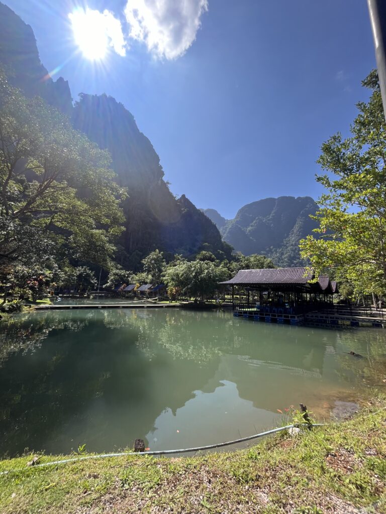 LAGOON 2 VANG VIENG